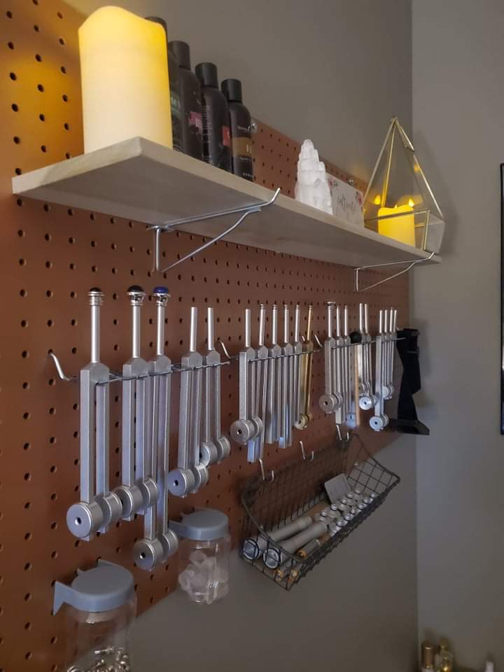 corkboard-wall Corkboard wall with different instruments on it